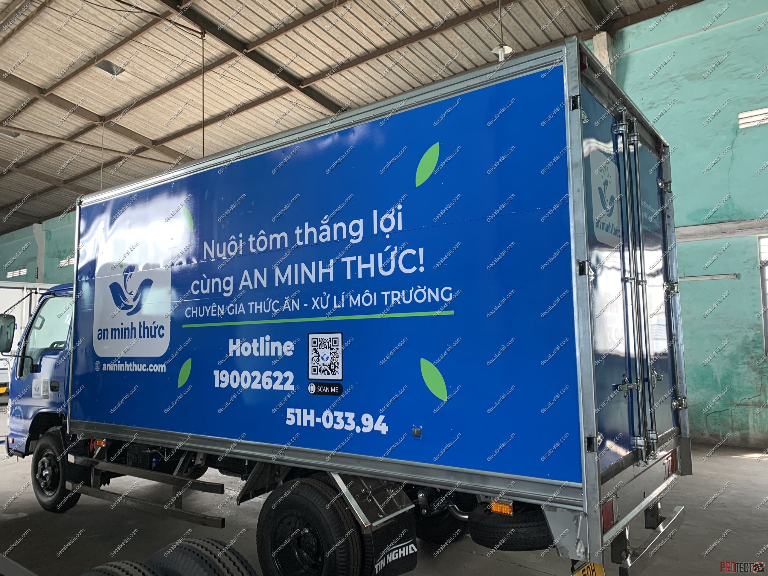 dan-decan-quang-cao-thung-xe-tai