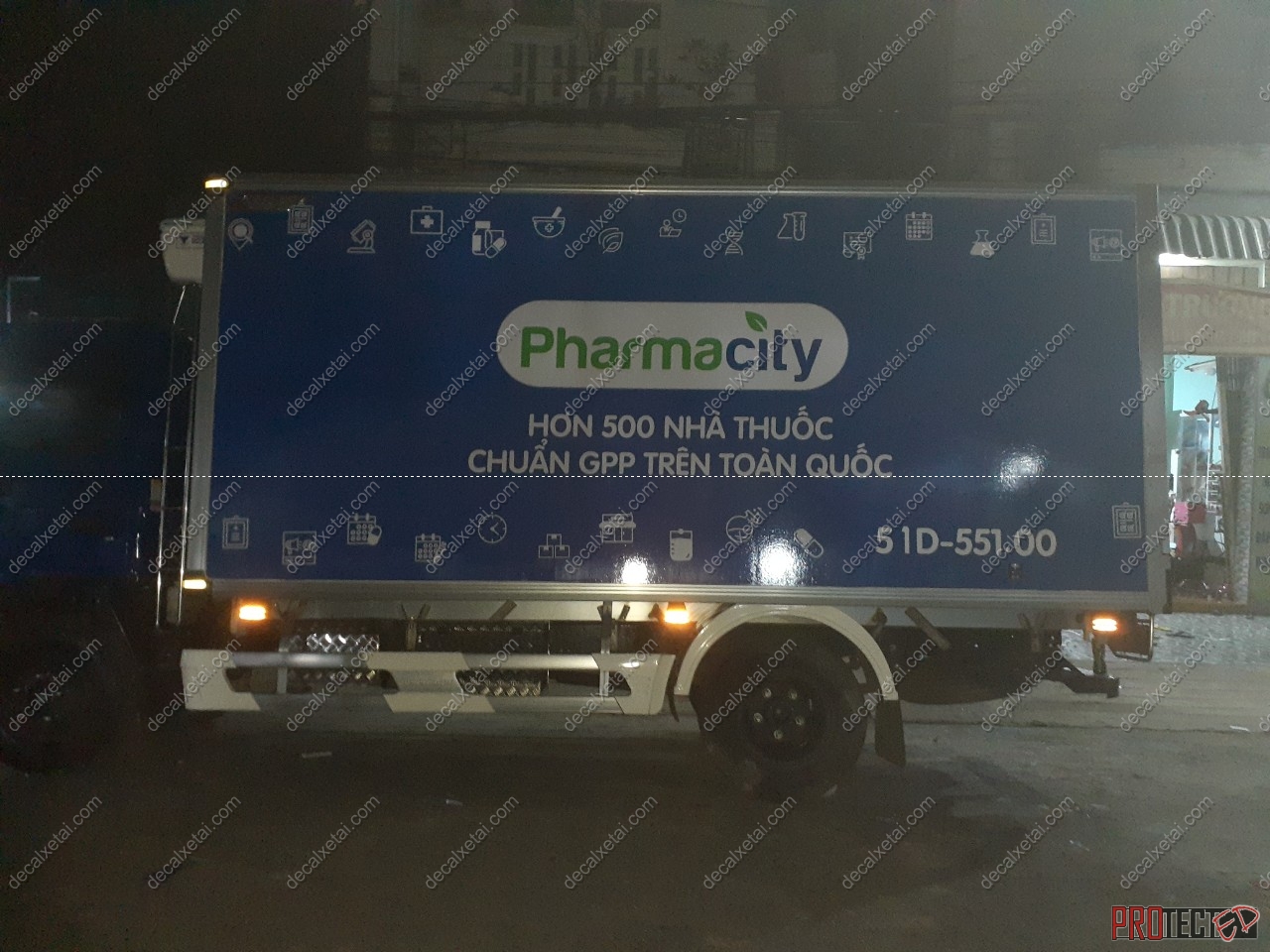dán decal xe tải full cabin Pharmacity - thi công ban đêm