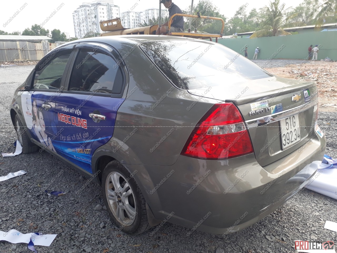 dan-decal-quang-cao-tren-xe